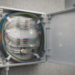 Boitier Prise Fibre Optique : Comprendre Son Importance découvrez l'importance du boîtier prise fibre optique, son rôle essentiel dans la connexion internet haut débit et comment il assure une transmission de données fiable et performante.