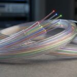 découvrez les secrets des codes couleur de la fibre optique et comprenez leur importance dans les réseaux de communication modernes.