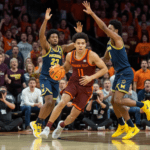 virginia tech, classé 11e, impressionne en surclassant michigan avec une première manche explosive à cinq points, marquant un départ tonitruant.